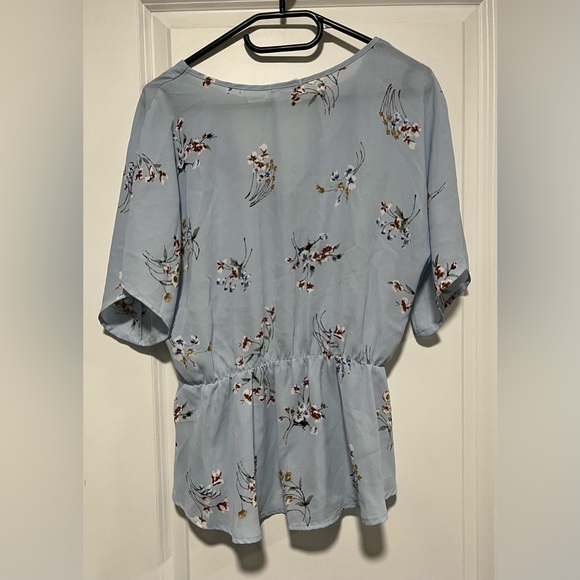 Blue flower flowy top! Size Medium - Picture 2 of 3